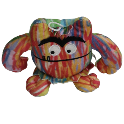 Pelúcia colorida tipo personagem com olhos, sobrancelhas e boca bordadas