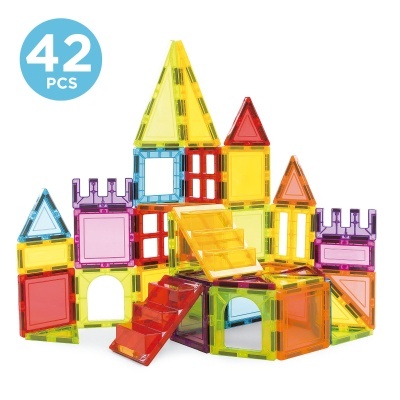 Blocos magnéticos coloridos formando castelo com selo 42 PCS