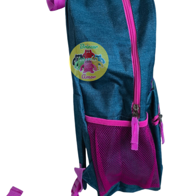 Mochila azul escura com detalhes rosa e autocolante colorido