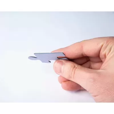 Mão a segurar peça cinzenta de puzzle