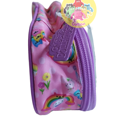 Estojo rosa com desenhos de flores, arco-íris e unicórnios, fecho roxo com texto emborrachado.