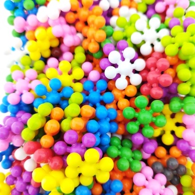 Peças de brinquedo de encaixe coloridas em formas arredondadas e conectadas