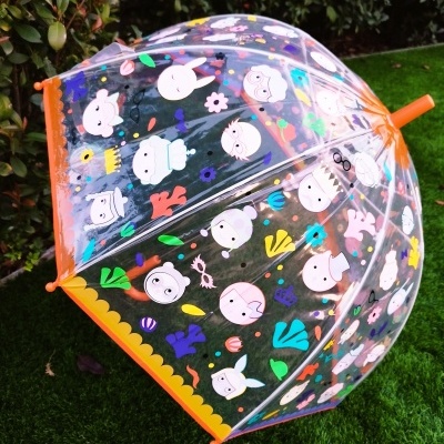 Guarda-chuva transparente com padrão colorido e armação laranja