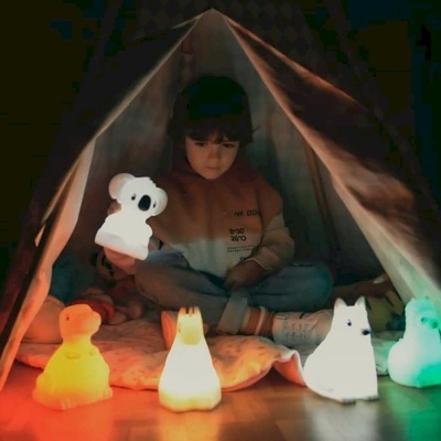 Lâmpadas coloridas de animais dentro de tenda com criança sentada