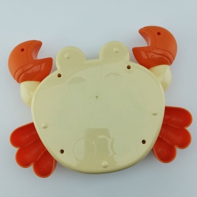 brinquedo de plástico em forma de caranguejo com garras vermelhas