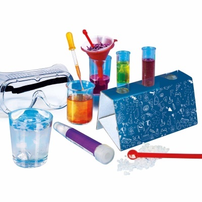 Conjunto de laboratório infantil com tubos de ensaio, soluções coloridas, pipetas e óculos de proteção