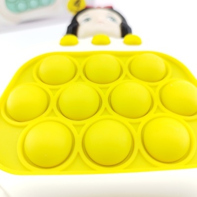 Brinquedo sensorial amarelo com botões de silicone