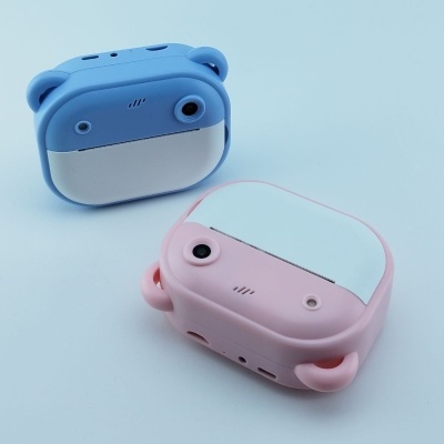 Dois dispositivos eletrónicos pequenos, azul e branco e rosa e branco, com lentes na frente