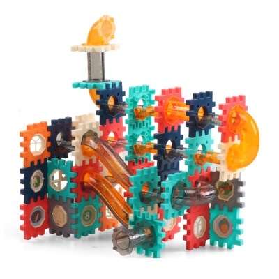 brinquedo de construção com peças coloridas e tubos transparentes