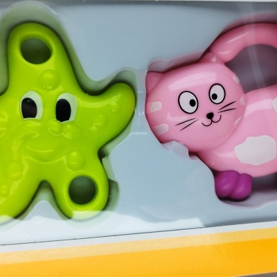 Brinquedos de banho de animais coloridos numa embalagem branca com amarelo