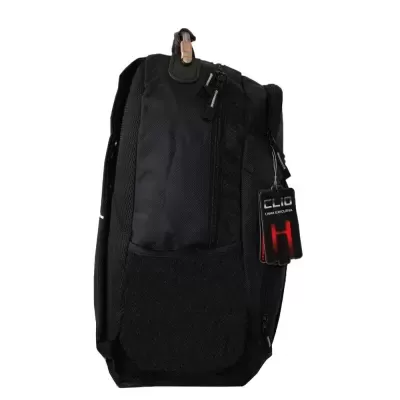 Mochila preta com bolso frontal e etiqueta CLIO URBAN ESSENTIALS