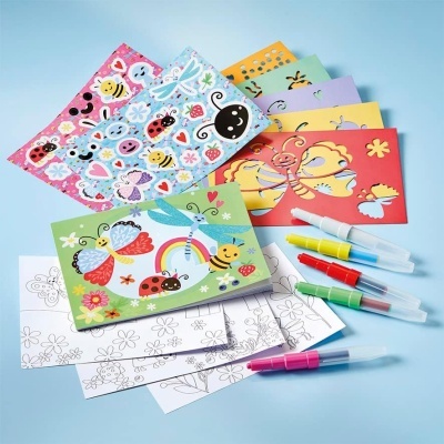 Kit de atividades com cartolinas ilustradas, folhas para colorir e canetas coloridas