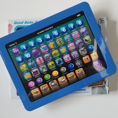 Tablet infantil azul com ecrã colorido e embalagem branca com texto