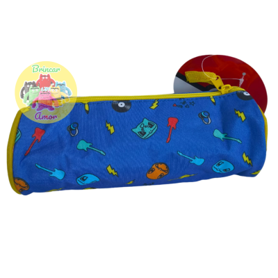 Estojo azul com padrão colorido e fecho amarelo