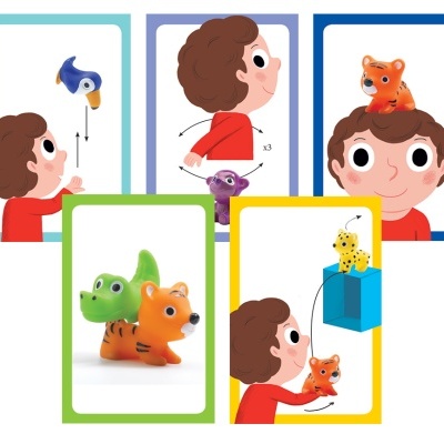 Brinquedo infantil com três animais de plástico empilhados e menino brincando