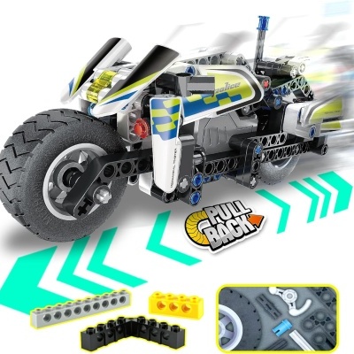 Motocicleta de brinquedo tipo lego em plástico preto, branco, azul e amarelo com texto PULL BACK