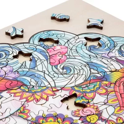 Puzzle de madeira colorido parcialmente montado com recorte em forma de gato