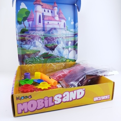 Conjunto de brinquedo MobilSand Kidea tema Unicórnio com areia colorida e moldes em caixa amarela