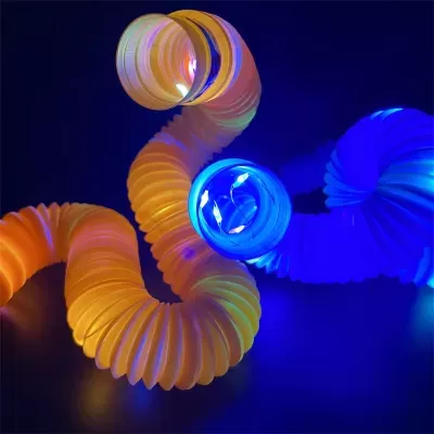Tubos flexíveis luminosos de plástico com LEDs em cores laranja, azul e roxo