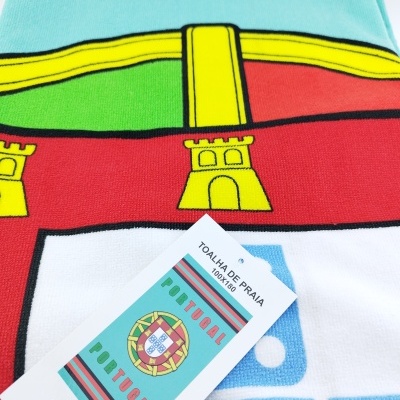 Toalha de praia colorida com brasão de Portugal e etiqueta informativa