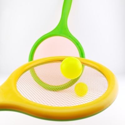 Duas raquetes de ténis coloridas com uma bola amarela