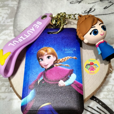 Porta-cartões com personagem Anna do Frozen, chaveiro rosa com texto BEAUTIFUL e pingente de personagem