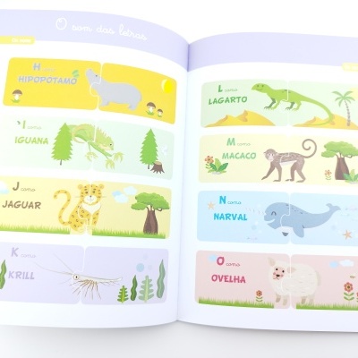 Página dupla de livro infantil sobre animais com ilustrações e texto em português