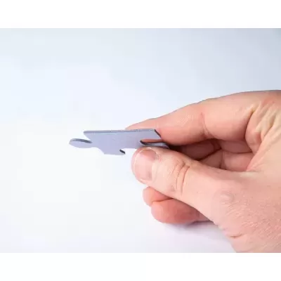 Peça de puzzle cinzenta a ser segurada pela mão