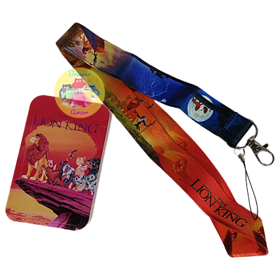 Fita tipo cordão e etiqueta com tema O Rei Leão, com estampas coloridas e texto THE LION KING