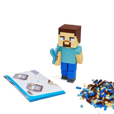 Figura de personagem pixelado de blocos de construção com manual e blocos soltos