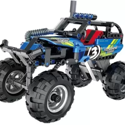 Veículo de brinquedo tipo buggy azul com rodas grandes e etiquetas número 13