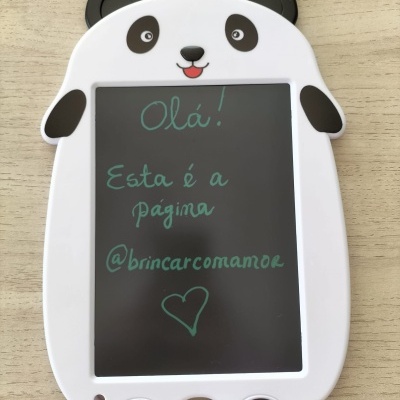 Quadro digital infantil em forma de panda com mensagem escrita à mão