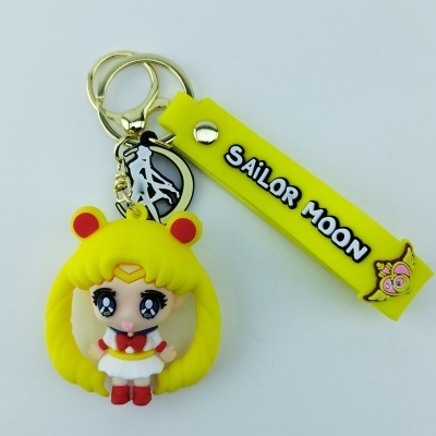 Chaveiro Sailor Moon amarelo e vermelho com etiqueta amarela e anel dourado
