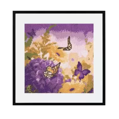 Quadro com imagem de flores e borboletas em ponto cruz, moldura preta