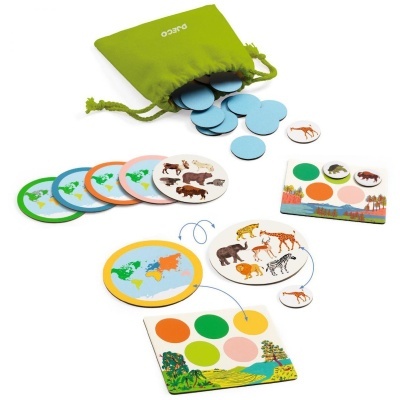 Jogo educativo com fichas coloridas e saco verde com texto Djeco.