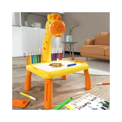 Mesa de desenho infantil amarela e laranja com cabeça de girafa e marcadores coloridos, em sala com sofá castanho e mesa de apoio.