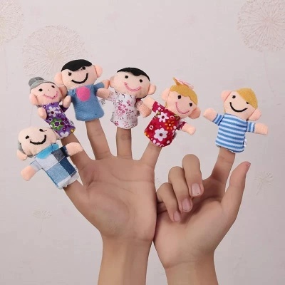 Fantoches de dedo coloridos em mãos com fundo claro