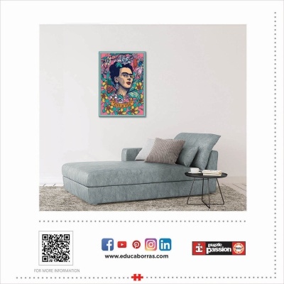 Sofá-cama azul claro com almofadas e quadro decorativo colorido na parede
