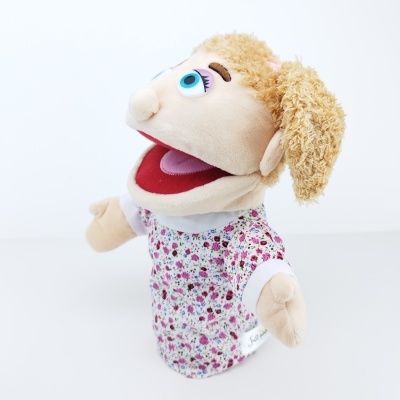 Fantoche de mão com cabelo loiro encaracolado e vestido floral