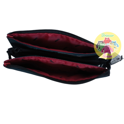 Carteira preta com interior vermelho e fechos de correr abertos vista de cima