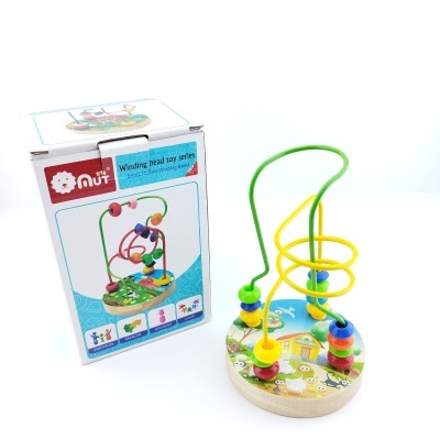 Brinquedo educativo de madeira com fios coloridos e embalagem