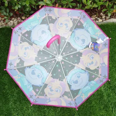 Guarda-chuva transparente com personagens animados coloridos e cabo rosa em relva artificial
