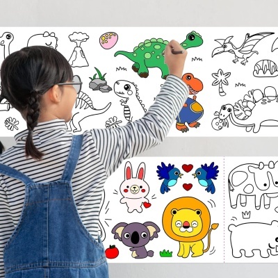 Criança pinta desenhos de dinossauros e animais numa parede branca.