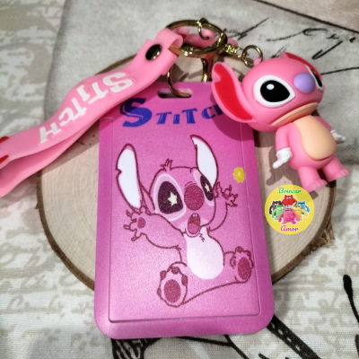 Porta-chaves rosa com personagem Stitch e correia de silicone com texto