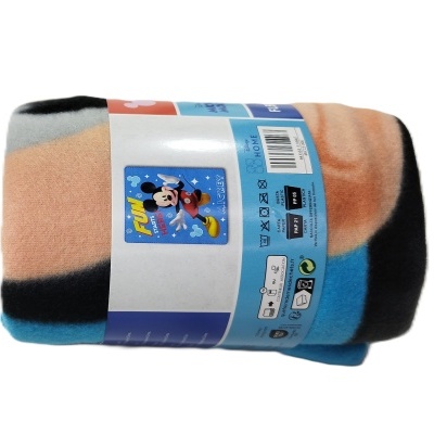 Cobertor infantil Disney com estampa do Mickey Mouse e etiqueta azul