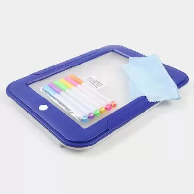 Quadro branco magnético azul com marcadores coloridos e pano de limpeza