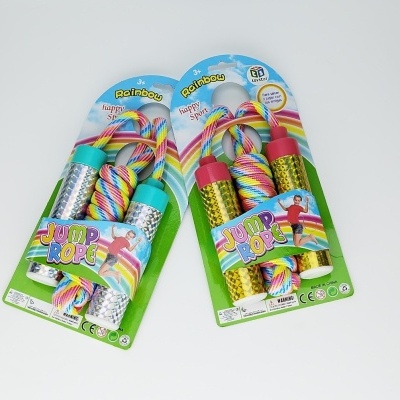Duas cordas para saltar coloridas embaladas em cartão verde com cabo prateado e dourado brilhante