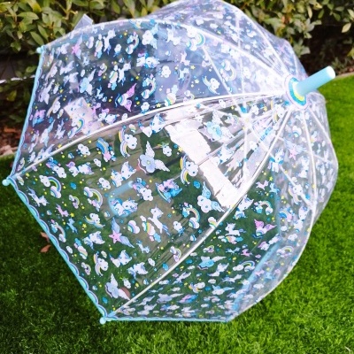 Guarda-chuva transparente com padrão de unicórnios coloridos e cabo azul