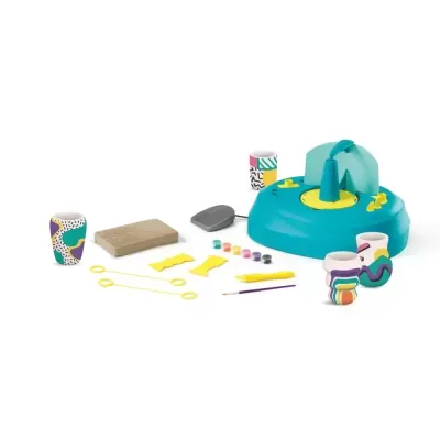 Kit de cerâmica com roda, argila, copos decorados, pincel, tintas e ferramentas.