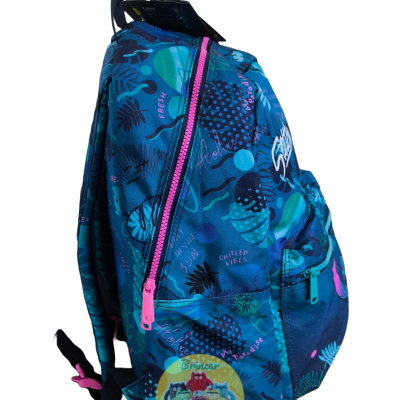 Mochila azul com padrão colorido e fecho rosa